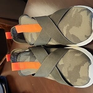 JELLY POP Women’s Chapmin Olive Green Camo Print Knit Sneakers..Sz:9.5